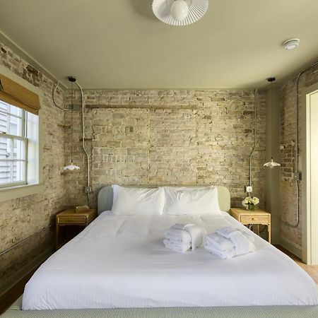 Historic B&B King Suite- Walk To King チャールストン エクステリア 写真
