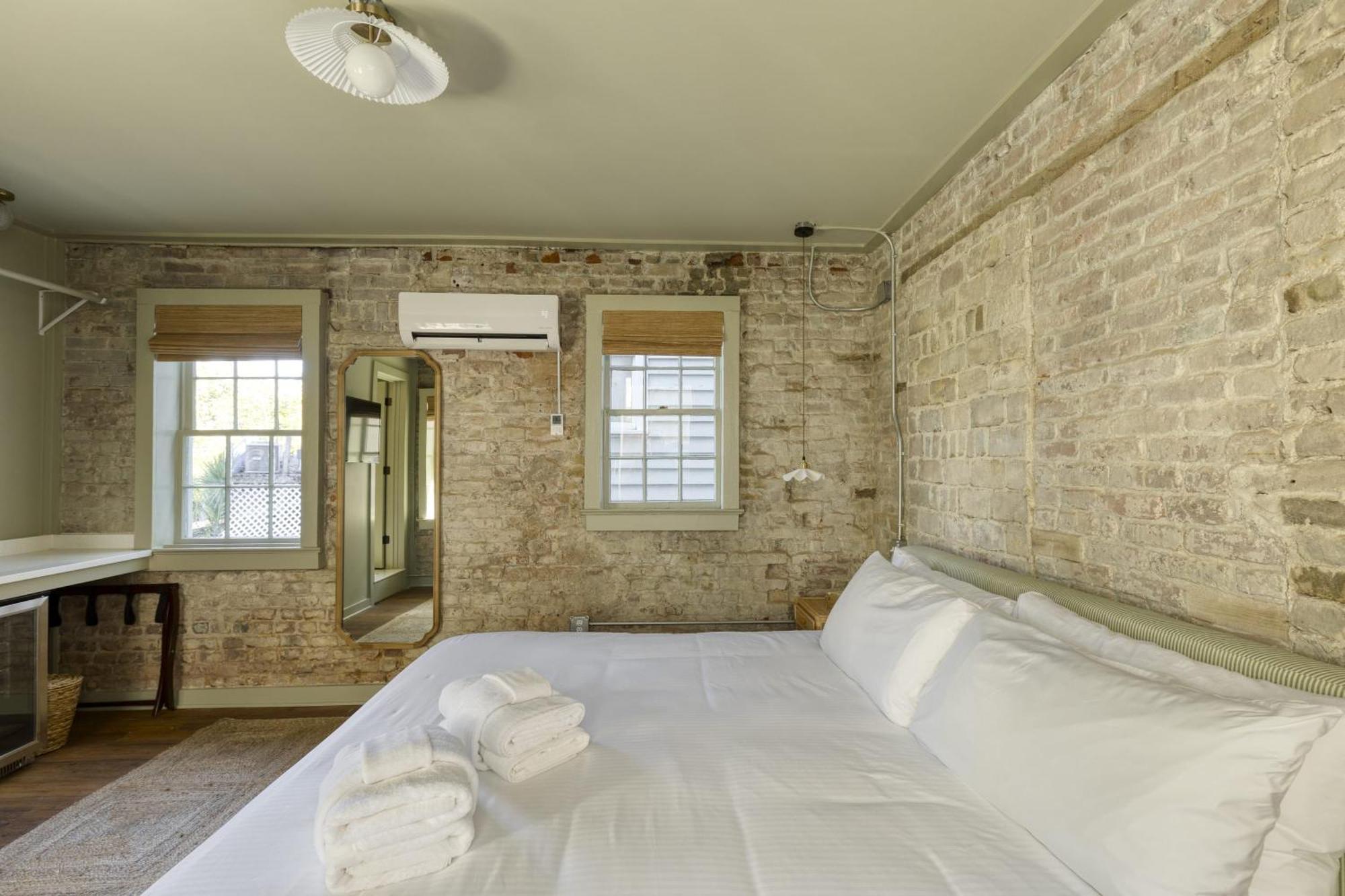 Historic B&B King Suite- Walk To King チャールストン エクステリア 写真